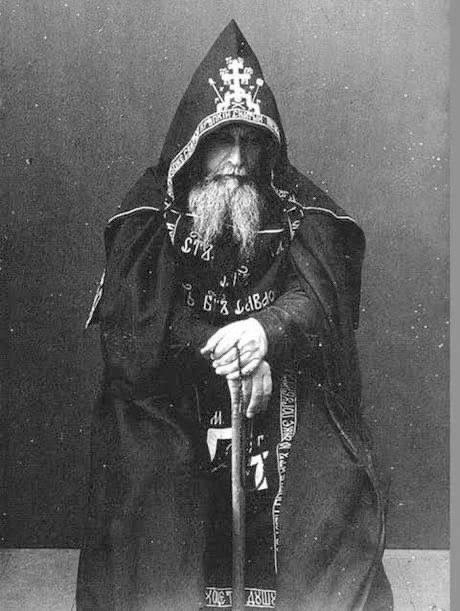 Mihailo Tolotos, un moine grec orthodoxe qui a vécu 82 ans (de 1856 à 1938) sans connaître l’existence des femmes.