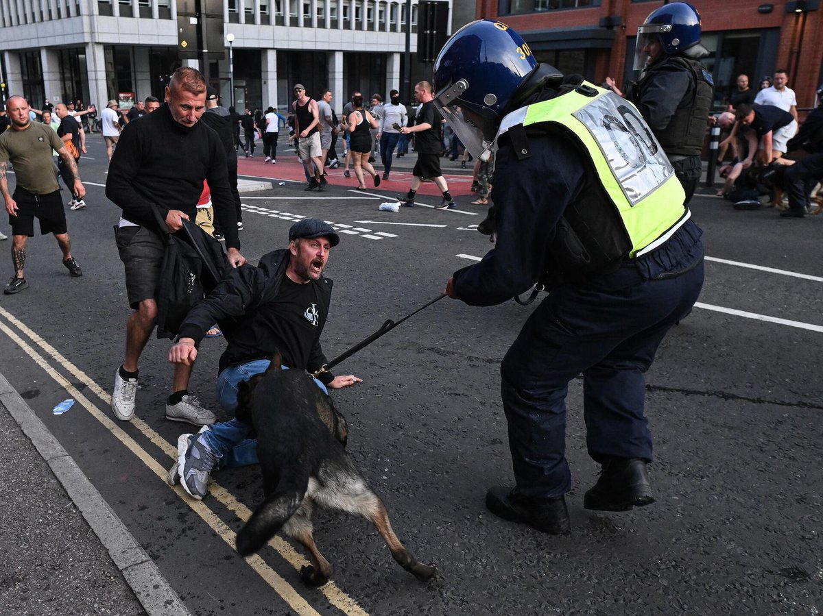 İngiltere, Gazze katliamında İsrail'e silah ve siyasi desteğini kesmeye başladığı anda, İngiltere'de sokak olayları başladı!

İsrail sadece kendisine karşı olanları değil, desteklemeyenleri de cezalandırıyor.

Siyonizmin parası sonsuz, gücü inanılmaz...

#altın Panik  #Japonya