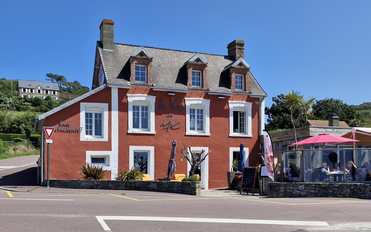 Le Vent de Mer resturant, Le Rozel, France. Two large bowels of Camembert Mussels, three beers Oooo and they came with home made chips. Very rich but soooo 😋 €44