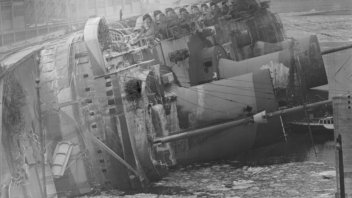 RosanthaTindall's tweet photo. Random historic #shipdisaster info!
SS Normandie was a French Ocean Liner, built in 1935, and considered one of the world’s most beautiful ships. On February 9th, 1942, she caught fire during her conversion to a troop ship and capsized, resulting in her destruction. https://t.co/UQ22kTE6vH