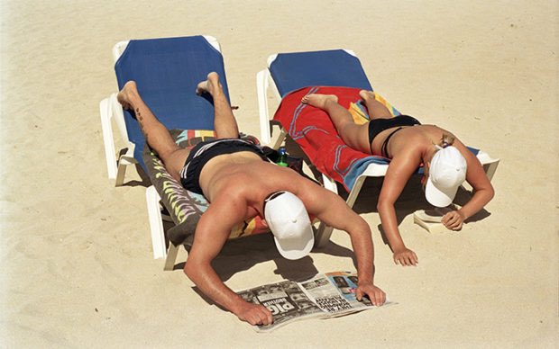 Frangar73etc's tweet photo. vite da spiaggia. ph. Martin Parr https://t.co/Rs6EzmUJ5N