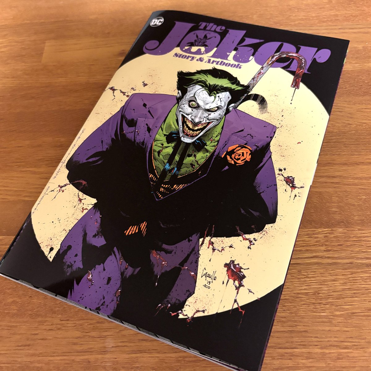 8/8発売『ジョーカー：ストーリー＆アートブック』の見本誌をいただきました。ジョーカー生誕80周年の短編集とバリアントカバー集の合本（日本オリジナル）です。今回は本文のトビラも担当できたので嬉しいです！  カバーも日本オリジナルだけどアメコミの原書っぽく見える ..., image size:1200x1200