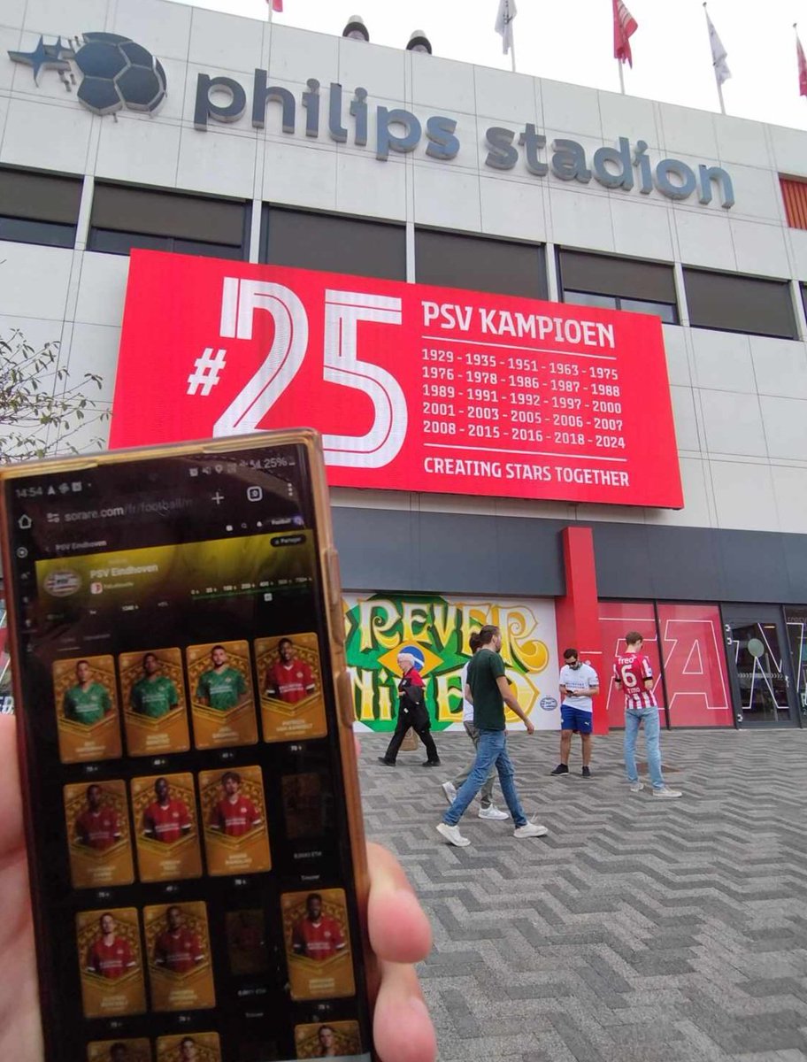 Hier, Pat a loupé une belle victoire de ses couleurs contre les neonazis de Bruges. 🤢

Mais il a surtout senti l'odeur d'une supercoupe des 🇳🇱. 🔥

Plus de place dispo, mais c'était sympa de voir la vie reprendre au Philips Stadion. ⚽️

1er de la collection 🟡 <a href="/Sorare/">Sorare</a> 23-24. 🏆