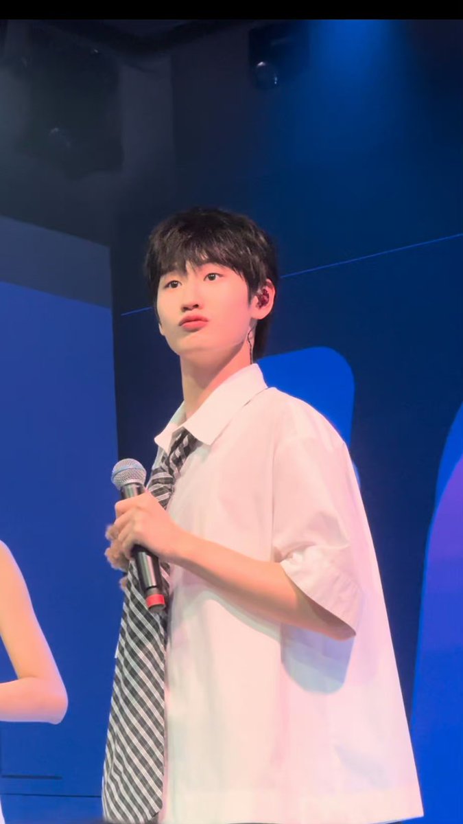 pwlzaking's tweet photo. ใครทำอะไรเธอ พูดซิ 5555 #AK_10000YuanStage2024 https://t.co/2bbCcuqVAL
