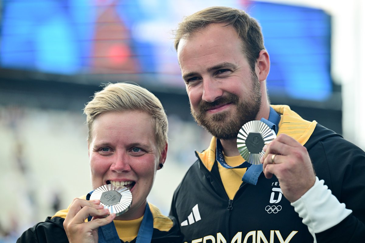 RegBerlin's tweet photo. Die nächste Medaille für das #TeamBerlin bei den Olympischen Spielen in #Paris2024 . Am Freitag gewann das Mixed-Duo aus Michelle Kroppen und Florian Unruh die Silbermedaille im Bogenschießen. 🏹🥈 https://t.co/QKaD9QkIt6