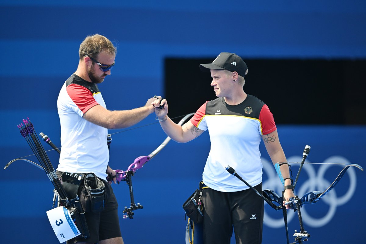 RegBerlin's tweet photo. Die nächste Medaille für das #TeamBerlin bei den Olympischen Spielen in #Paris2024 . Am Freitag gewann das Mixed-Duo aus Michelle Kroppen und Florian Unruh die Silbermedaille im Bogenschießen. 🏹🥈 https://t.co/QKaD9QkIt6