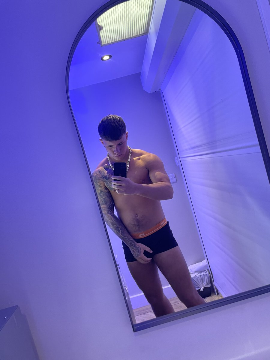 Vids are £5 each pics are £2.50 for few days only, pm me for what u wanna see 💋