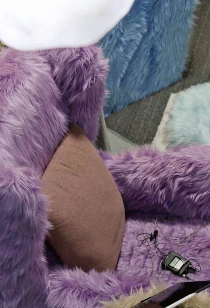 평소엔 항상 착착 꼭 감아두던 마이크줄 
그날따라 급히 내동댕하고 사라져버려서 
텅 빈 의자..만 찍힌 사진
ㄴ이 사진을 정말 좋아함

때는 22년 10월 27일 밤10시 ..