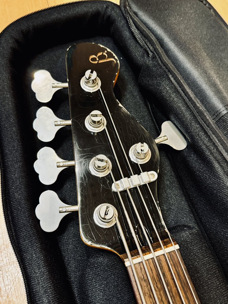 bassstation_akb's tweet photo. #Blacksmoker の #Tradmaster が入荷!!
こちらはショアラインゴールドの上に黒をマルチレイヤーし、ヘヴィレリックを施したP5です!
黒から覗くゴールド塗装、アノダイズドブラックPG、マッチングヘッドがこだわりポイントです♪
お問い合わせは下記まで。
revole_bass@ikebe.co.jp
03-3862-0069 https://t.co/13r3OjFFI5