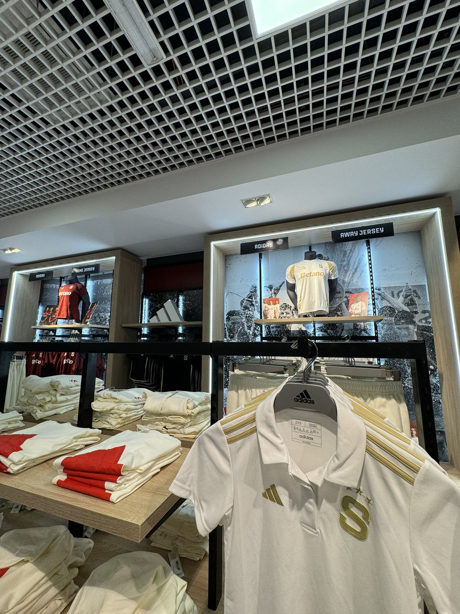FilipHorky's tweet photo. Nový fanshop @ACSparta_CZ na Terminalu 2 pražském letišti.

Absolutní nádhera. Velký prostor, spousta sparťanských věcí, dětský koutek, playstation.

Klasik by řekl: Jsme jinde. https://t.co/lASKTsxyap