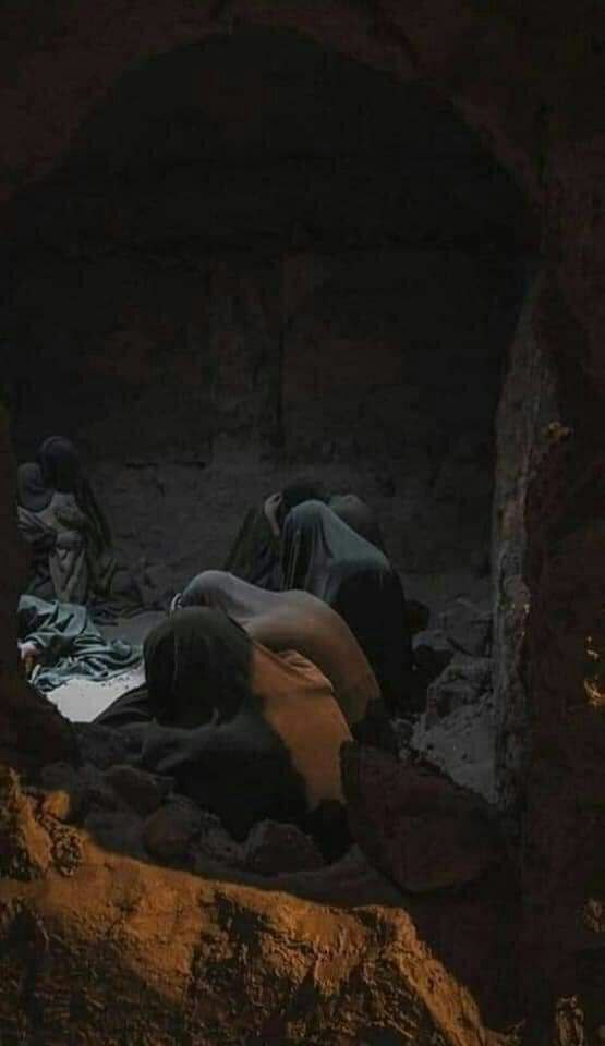 q_a_8's tweet photo. لَيْلَة ١ | صَفَر ١٤٤٦هـ
السَلامُ عَلىٰ المُتحَِيَْرهٌ فَيِ خَّرابَاتِْ الشّـامٌ..💔
#دخول_الشام | #يازينب https://t.co/a6LQbXM2LB