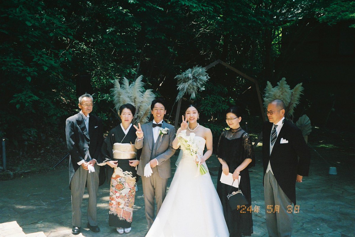 ckmc_5's tweet photo. 去年の6月から時が止まっていたけど、今年の5月に挙式を上げ、気付けば8月で、毎日暑くてホントに大変なんだけど、私のお腹にやってきてくれた新しい生命と日々過ごしています。
今は安定期に入って、主張しだしたお腹が大変愛おしいです。
予定日は12月13日。がんばります❣️ https://t.co/D2vSedTULp