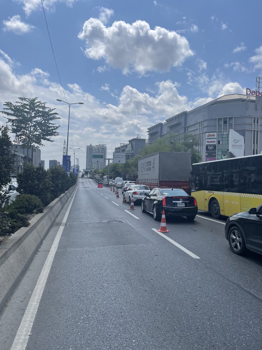 İkitellide köprü yolu inşaatı yolu komple kapatmışlar İkitelli İstoç 15 dk yol 2 buçuk saatte vardık ayıp