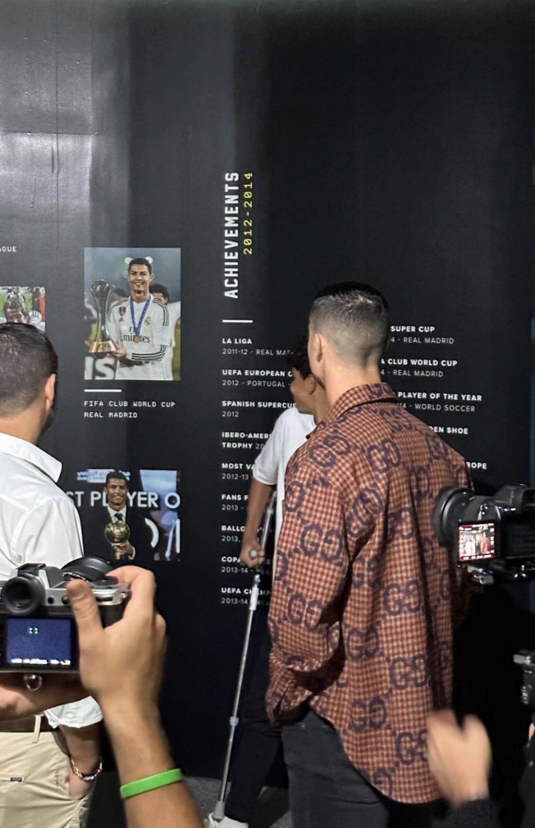 CristianoXtra_'s tweet image. Cristiano looking at his achievements of his prime years of football 🥹❤️