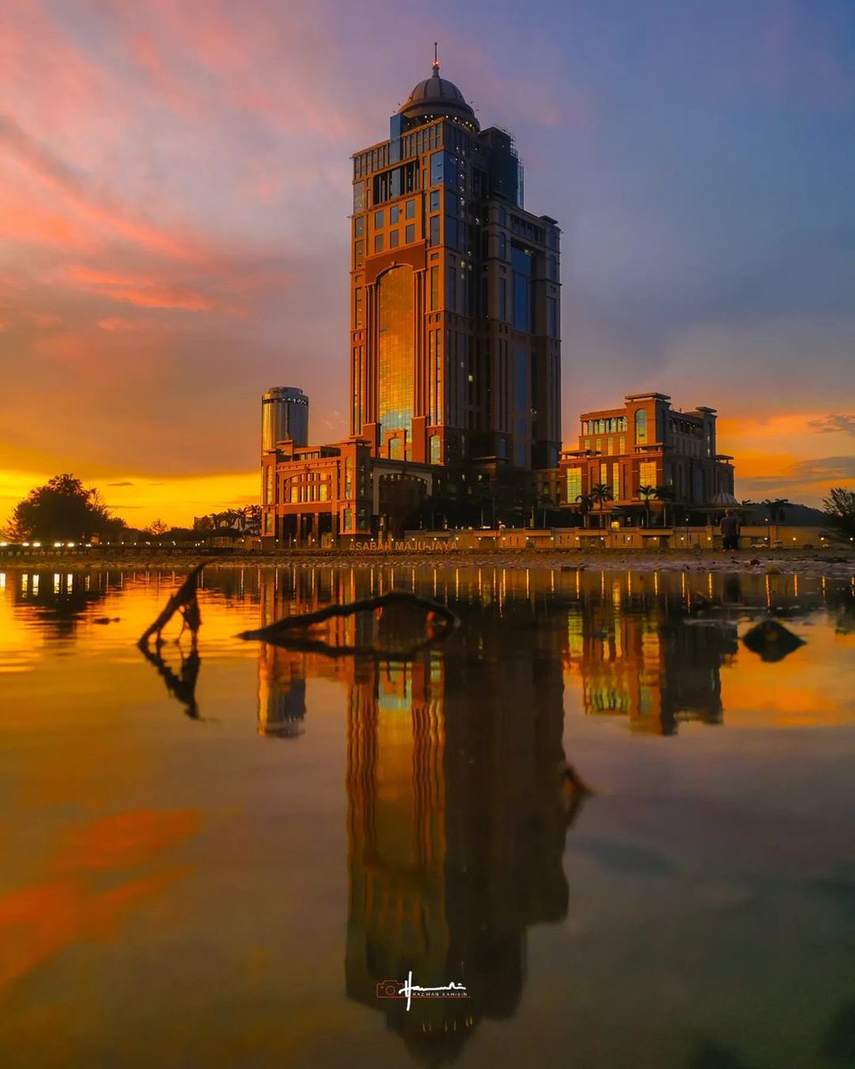 Enjoying the view 🧡

📍 Kota Kinabalu, Sabah

Word &amp; photo by <a href="/hazwankamisin/">HZWN K</a>

#exploresabah #KKCity