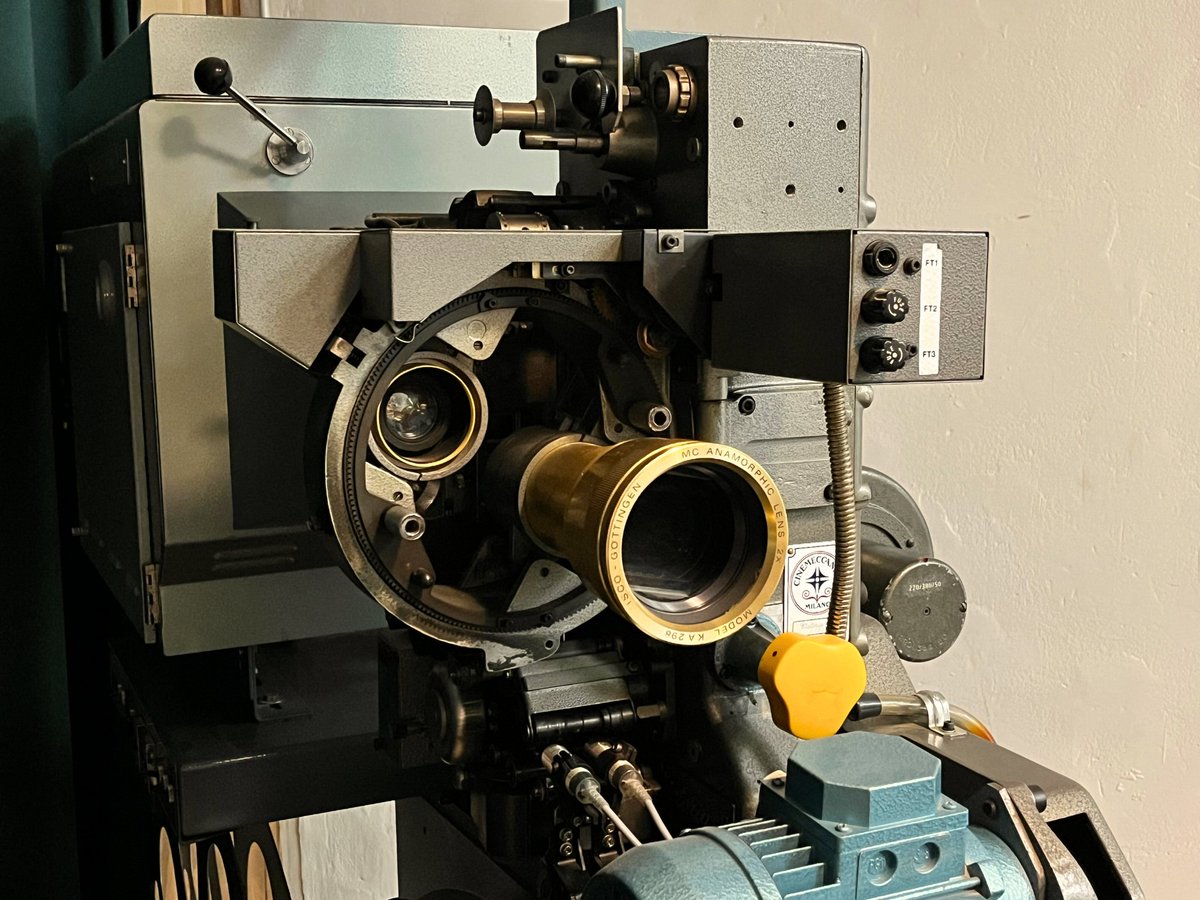 Us mostrem alguns dels espais que conformen el complex de Casa Rius🌱
L’Espai d’Art Audiovisual📽️està dissenyat i decorat a l’estil de les antigues sales de cinema dels anys XX, conformat per butaques del Teatre Kursaal de Manresa i una màquina original d’Els Picarols de Badalona