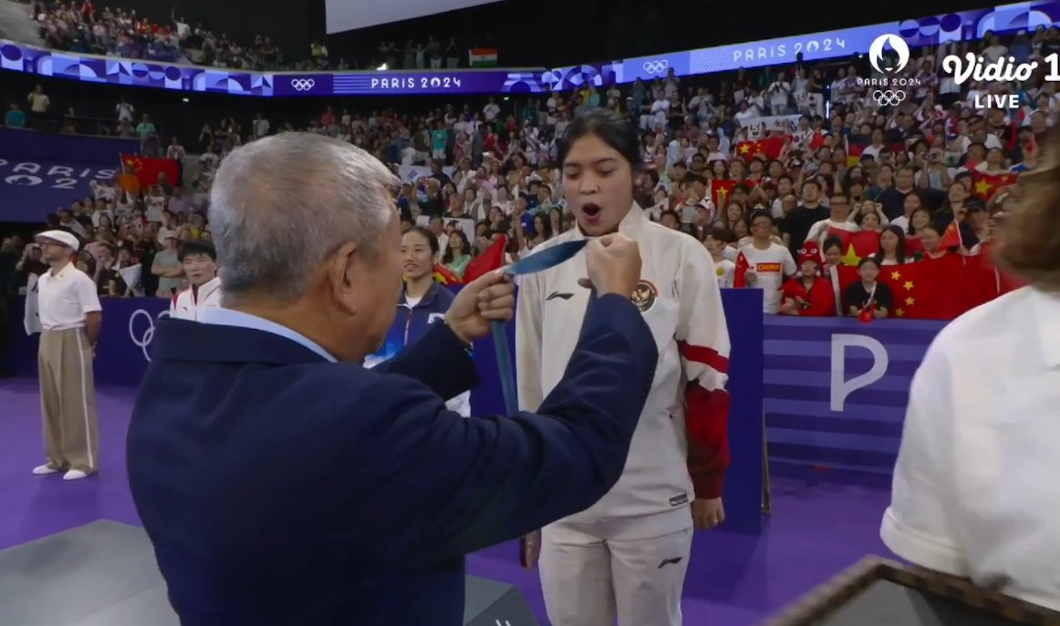 BadmintonTalk's tweet photo. Yes @geugouia, itu medali punyamu loh. Ada potongan besi Menara Eiffelnya tuh.

#Badminton #Paris2024 https://t.co/eeoGKZVxgb