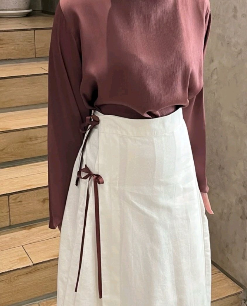 Rok warna putih salah satu fashion item yang gampang di mix and match bareng atasan apapun✨