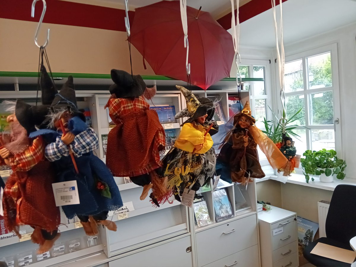 Een aantal eeuwen geleden werden ze hier bij tientallen gemarteld en verbrand, nu hangt men hen op.  Gebeurt dit op meer plekken dat men vervolgde groepen zo herdenkt? #Wernigerode #Harz #heksenjacht