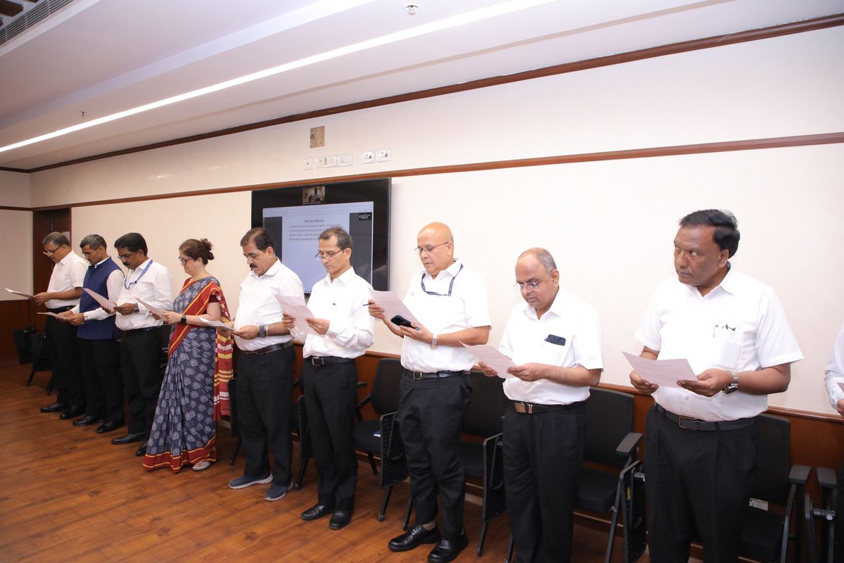 AAI_Official's tweet image. The Airports Authority of India is observing Aviation Security Culture Week 2024 from 05th to 11th August’24. Today, at #AAI's CHQ, New Delhi, Sh. Sanjeev Kumar, Chairman AAI administered the Pledge to AAI Officials marking the commencement of #ASCWeek 2024.