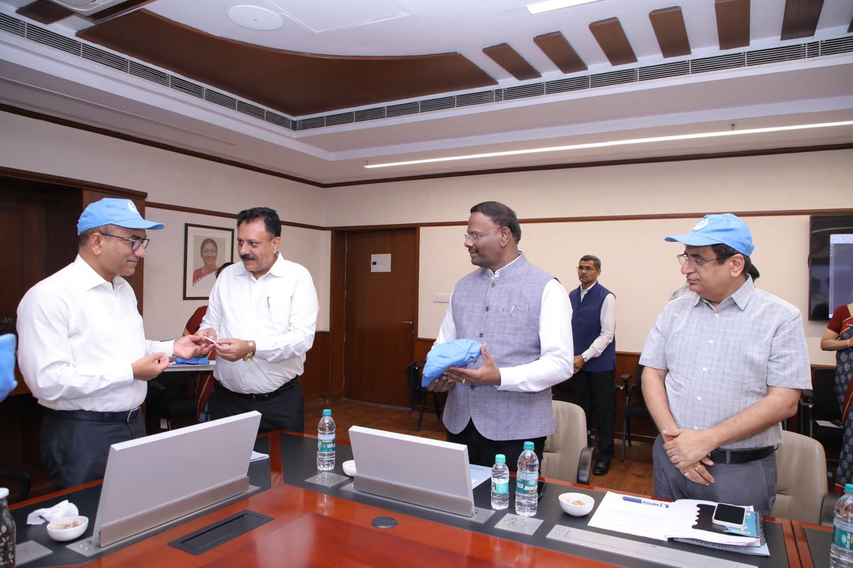 AAI_Official's tweet image. The Airports Authority of India is observing Aviation Security Culture Week 2024 from 05th to 11th August’24. Today, at #AAI's CHQ, New Delhi, Sh. Sanjeev Kumar, Chairman AAI administered the Pledge to AAI Officials marking the commencement of #ASCWeek 2024.