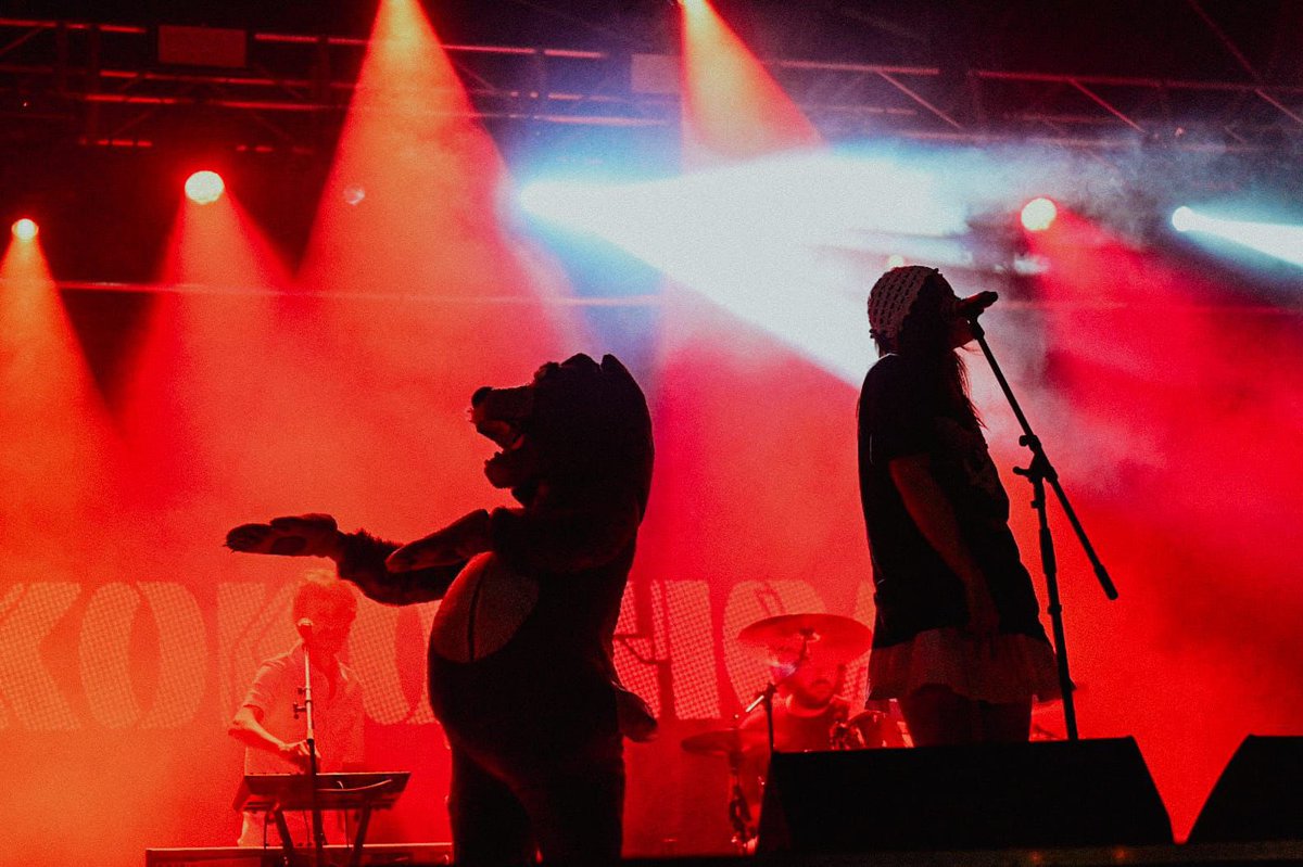 AyukenMP's tweet photo. 🚐🖤#ResumenFinde (2/3) #LaJuventud llegó al @prestosofest con @uneteakokoshca (y el 🐻 como estrella invitada, obvio). ¡Sois muy grandes!
📸 @vitiamieva_fotografo https://t.co/05mQrvCNnb
