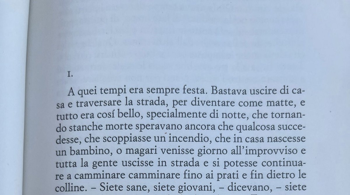 Quello che vedete è l’incipit de “La bella estate” di Pavese. Personalmente, ritengo questo incipit tra i più belli della letteratura italiana del ‘900: 

“A quei tempi era sempre festa. Bastava uscire di casa e traversare la strada, per diventare come matte, e tutto era così