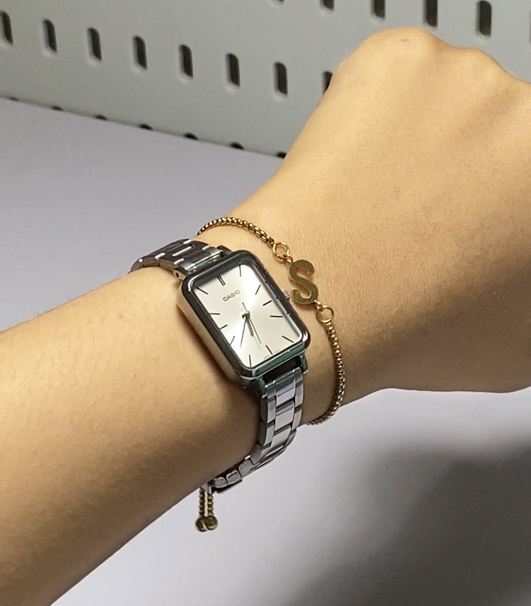 menemukan gelang lucukk😩💗

bukan emas tapi kena air, parfum, body lotion aman ga bikin karatan atau berubah warna🤝🏼