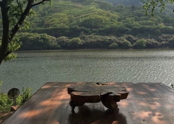 scarlettwants's tweet image. warm evening by the lake