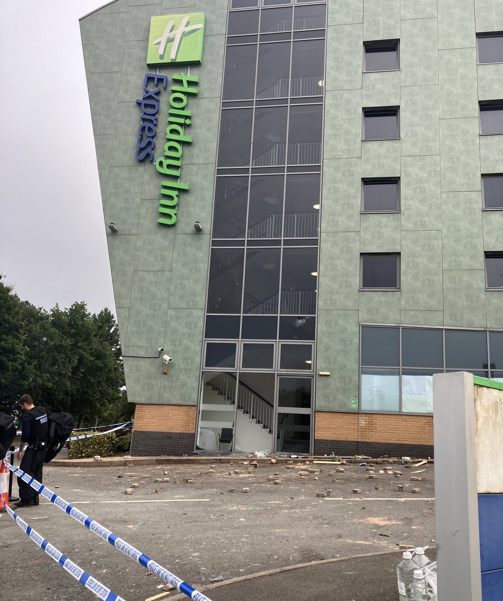 A morning in Tamworth reporting on the aftermath of last night’s violence for <a href="/BBCr4today/">BBC Radio 4 Today</a> <a href="/bbc5live/">BBC Radio 5 Live</a> <a href="/BBCBreakfast/">BBC Breakfast</a> 

And back on my old patch for <a href="/bbcwm/">BBC Birmingham & Black Country</a> &amp; <a href="/stanchers/">Kathryn Stanczyszyn</a> 

bbc.com/news/articles/…