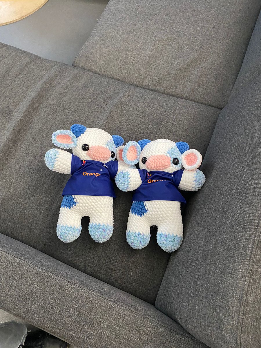 polarbeeru's tweet photo. Hello @ZeratoR @ZEVENTFR !
Je suis créatrice de peluches au crochet ( spécialisée dans les vaches mais je peux faire d’autres modèles ) et j’aimerais offrir un de mes produits ( personnalisé pour l’événement ou pour un streamer )  ! 

J’ai récemment collaboré avec la prestigieuse Karmine Corp ( j’ai réalisé la vache, eux le maillot ) 

Si un streameur / une streameuse de l’évent est intéressé.e pour faire gagner le produit sous forme de vente aux enchères ou autre, mes DM sont ouverts, ce serait un plaisir pour moi de participer à ma façon 💙

Voici une partie des produits personnalisés que j’ai fais ⬇️⬇️