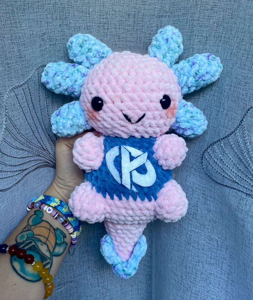 polarbeeru's tweet photo. Hello @ZeratoR @ZEVENTFR !
Je suis créatrice de peluches au crochet ( spécialisée dans les vaches mais je peux faire d’autres modèles ) et j’aimerais offrir un de mes produits ( personnalisé pour l’événement ou pour un streamer )  ! 

J’ai récemment collaboré avec la prestigieuse Karmine Corp ( j’ai réalisé la vache, eux le maillot ) 

Si un streameur / une streameuse de l’évent est intéressé.e pour faire gagner le produit sous forme de vente aux enchères ou autre, mes DM sont ouverts, ce serait un plaisir pour moi de participer à ma façon 💙

Voici une partie des produits personnalisés que j’ai fais ⬇️⬇️