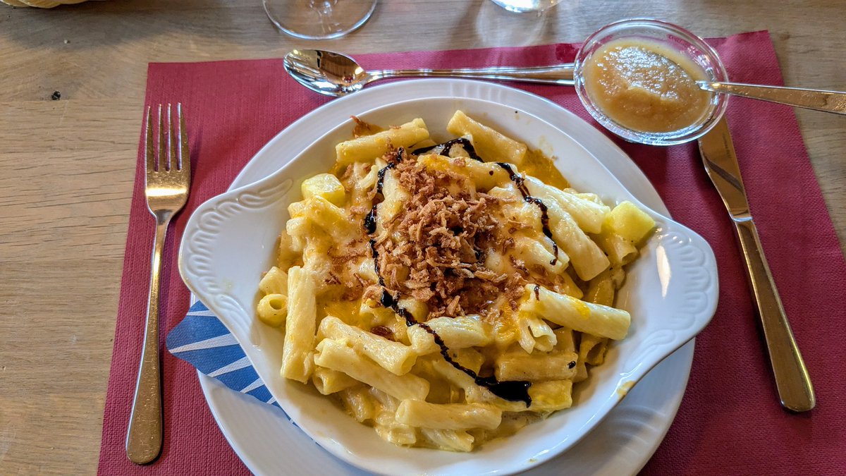 Les macaronis d'alpage aux oignons grillés et leur compote de pomme. Délicieux après une bonne randonnée ! #suisse #elsigenalp