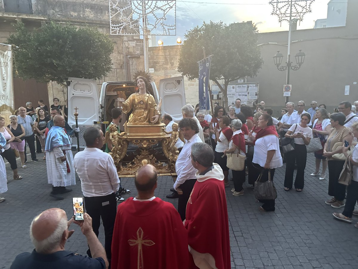 NicoTieni's tweet photo. Un’occasione unica oltre che storica, Don Antonio unitamente a Don Vincenzo e tutta la comunità, abbiamo accolto insieme al Sindaco di Erchie Giuseppe Margheriti Santa Lucia, un momento di fede e devozione per due grandi Sante Vergini e Martiri. @NicoTieni https://t.co/RM7JIY0Hni