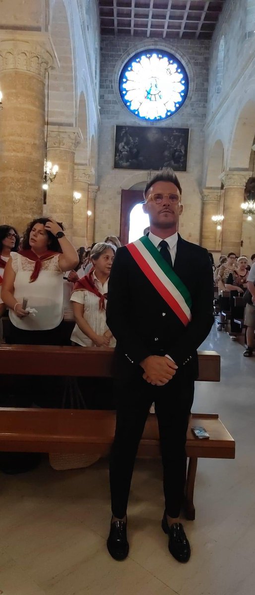 NicoTieni's tweet photo. Un’occasione unica oltre che storica, Don Antonio unitamente a Don Vincenzo e tutta la comunità, abbiamo accolto insieme al Sindaco di Erchie Giuseppe Margheriti Santa Lucia, un momento di fede e devozione per due grandi Sante Vergini e Martiri. @NicoTieni https://t.co/RM7JIY0Hni