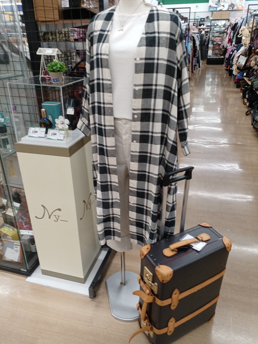 offhousetsukuba's tweet photo. こんばんは！オフハウスつくば研究学園店です。
暑い日が続いておりますが皆様いかがお過ごしでしょうか？
本日、当店のマネキンさんたちはシーズン先取りの秋服コーデにお着替えしました🍁✨
売場でも秋物衣料多数展開中です！
ひと足先に秋物調査！
ぜひ当店でご覧ください！！ https://t.co/XDWgZWoATL