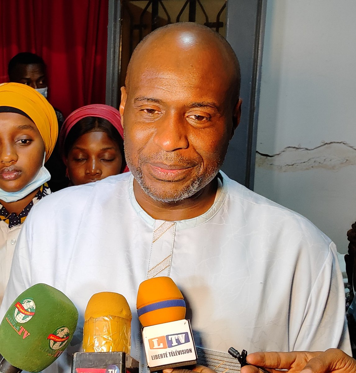 Moussasayon1's tweet image. Mali: #Moussa Mara décide de #renoncer à ses #avantages #financiers d'ancien #Premier #ministre. 

En plus, depuis 2021, il n'arrive pas à renouveler son #passeport #diplomatique. Il voyage avec son passeport ordinaire.