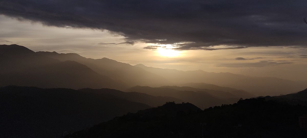 #SaludoPlanetario <a href="/Edurodriguezg/">Eduardo Rodriguez G.</a> 
Excelente inicio de semana. Ando como <a href="/karinalavoz/">KARINA</a> #desdemiventana