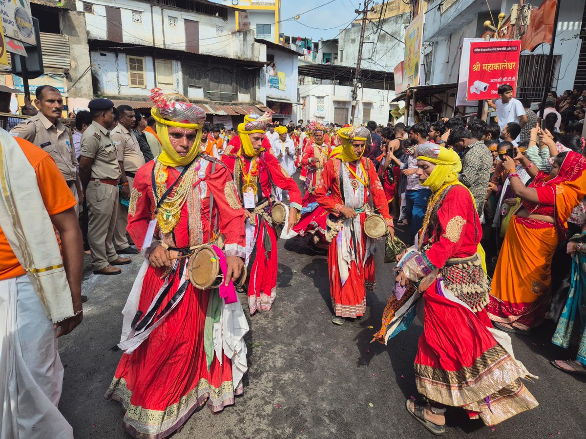 #InPics: Artistes from Nimar region perform Kathi Dance ahead of 3rd Mahakal Sawari in #Ujjain .
#MadhyaPradesh #folkart #Mahakaleshwar