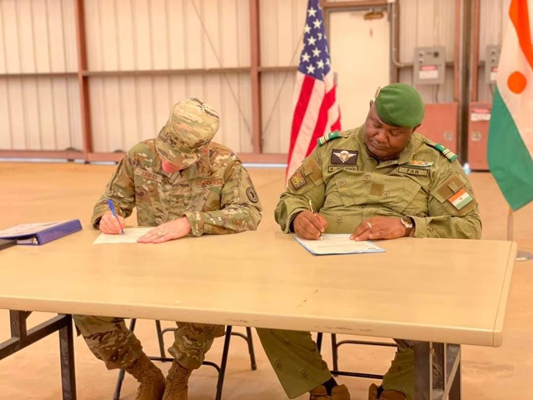TarnaneFoudai's tweet photo. [#NIGER]: le désengagement de soldats américains au Niger a pris fin ce matin du 05/08/24 .
La cérémonie qui marque la fermeture définitive de la base de drones américains vient d'avoir lieu à Agadez  ce matin en présence des responsables militaires nigériens et américains. https://t.co/ZGYMjECfKu