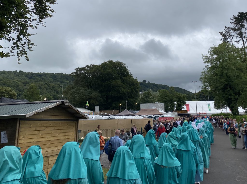 Mae'r ciw i'r stondin pitsas yn uffernol.