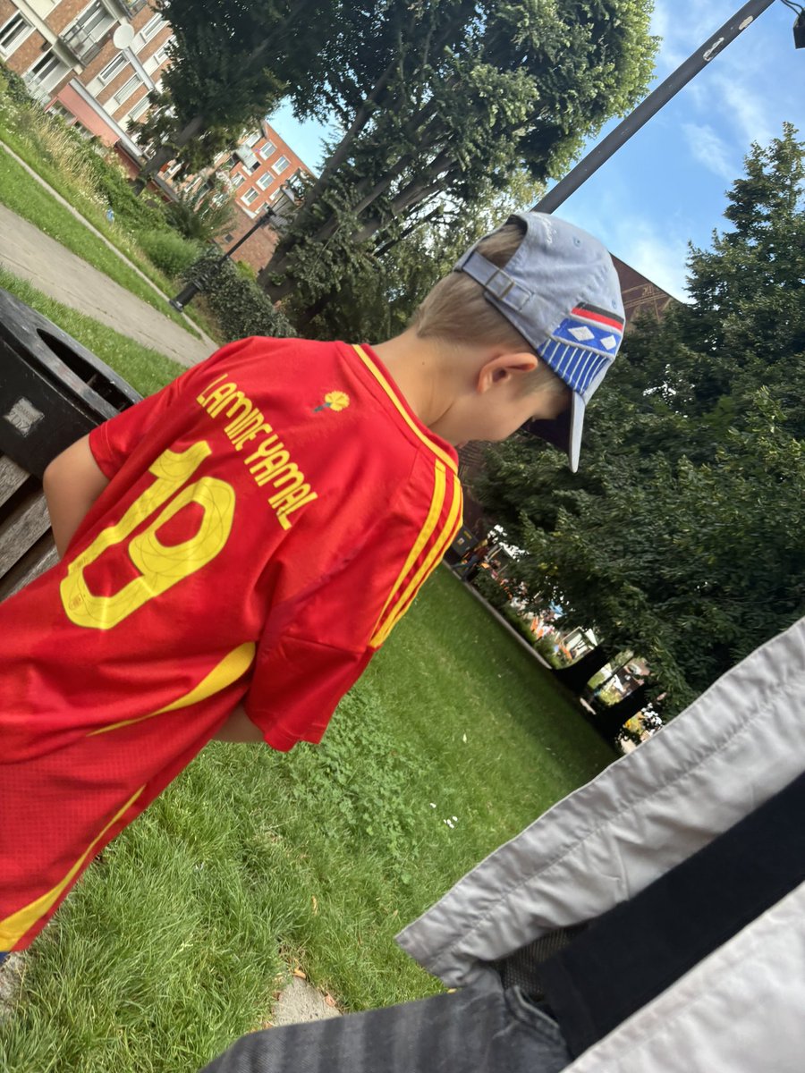 bosieek2's tweet photo. @_BarcaInfo dzisiaj było mówione że lamine wraca do treningów a spotkałem go w gdańsku o co chodzi? https://t.co/nrXqQvpF59