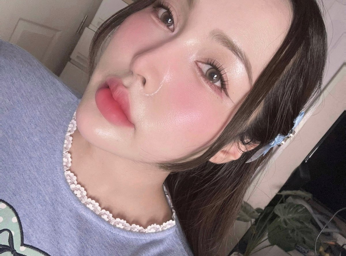 WiJupiter's tweet photo. Oriental Princess ทำถึงมากกก🥹🫶🏻 ลิปทินท์ทาได้ทั้งแก้มปากอ่ะ แล้วสีส๊วยยยยโทนครบ เนื้อนุ่มฟุ้งเบลนง่ายไม่แห้งเกิน ติดทนนนเกาะทั้งแก้ม✨ติดปากดี ลุคนี้วิใช้สี02 ทั้งแก้ม,ปากชมพูบาร์บี้น่ารักมากก��ก💗💗  สวอชให้ดูทั้งแบบเต็มสี,กับเบลนสียังชัดแต่ฟุ้งสวยไม่เป็นปื้น✨ https://t.co/BCsoDEfdOk