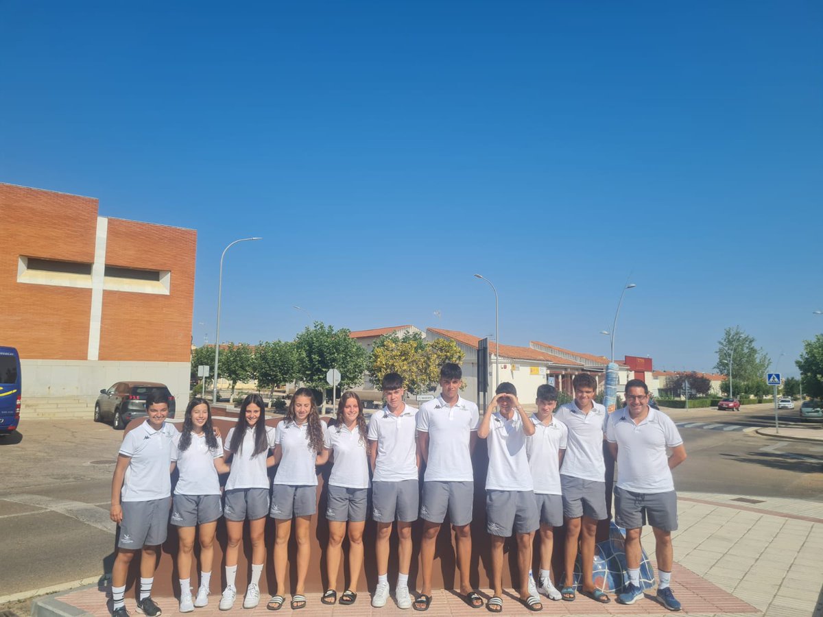 Rumbo a Lorca (Murcia) parten las 4 selecciones que representarán a Extremadura en el Campeonato de España de Selecciones Autonómicas de Voley Playa. Suerte a todos. En especial a nuestra Jugadora de playa Irene Vega 🧡 que forma parte de la pareja Cadete Femenina. 
Arriba Extr!!