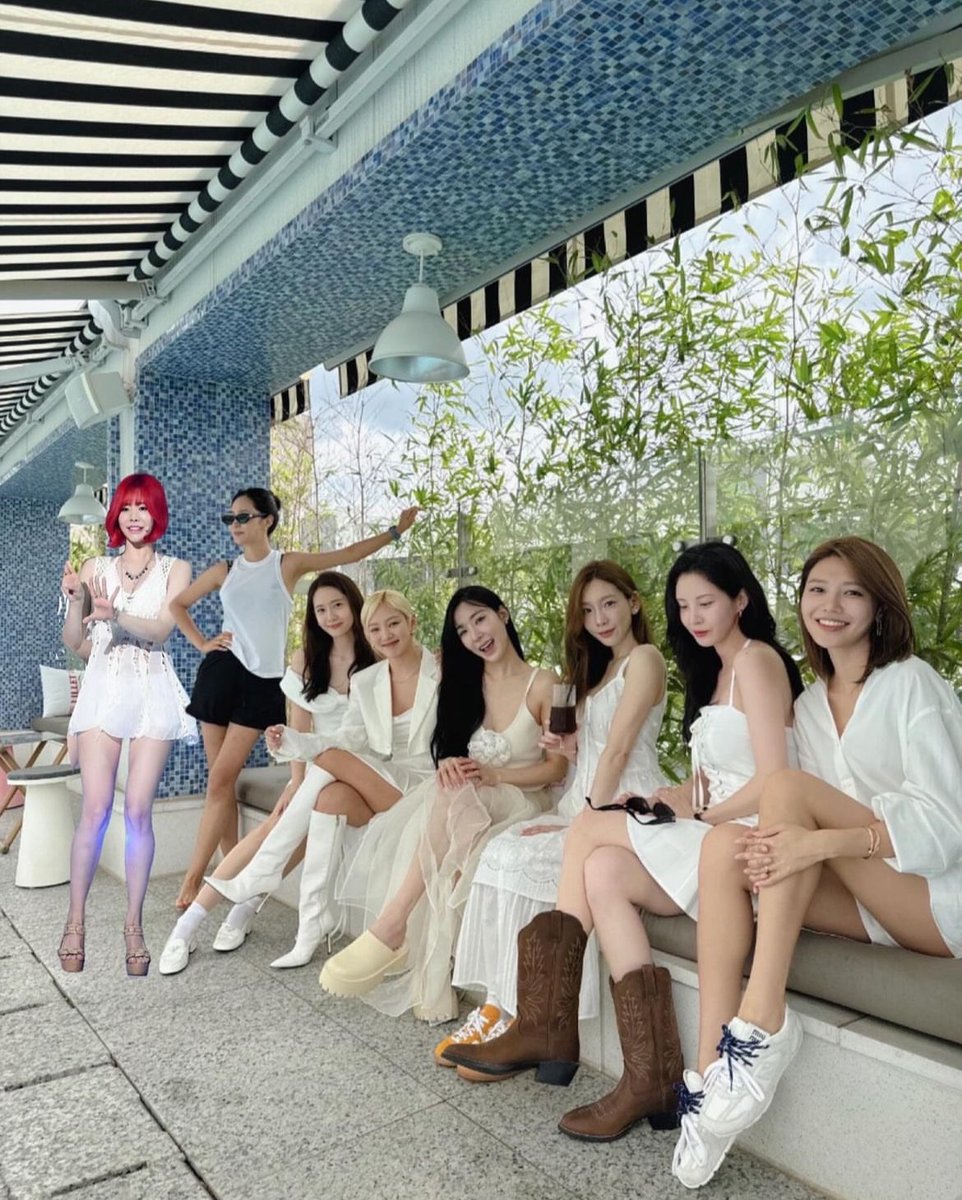 Sherry_Sjh0628's tweet photo. 👩🏻🎨🐰🎞Editing photos by considerate Seohyun ➡️ Sunny👩🏻🦰🤍
📸Photo by Hyoyeon ➡️ Seohyun 🐰🤍
📸Photo by YoonA ➡️ Seohyun 🐰🤍
#GGFOREVER
#17SummersWithSNSD
#소시소원_다시피어나는_우리의Seventeen https://t.co/FktMktJhj9