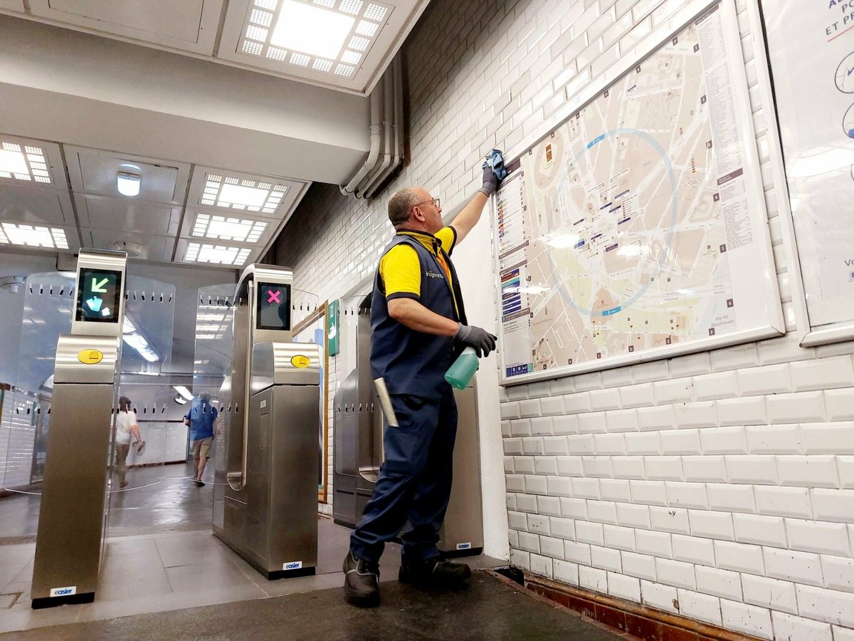 transportsidf's tweet photo. JO Paris 2024 : stations, quais, rames… Ils nettoient le métro et « ça se voit »
➡️ https://t.co/lJhIFhO7kw https://t.co/n8kb4h4kag