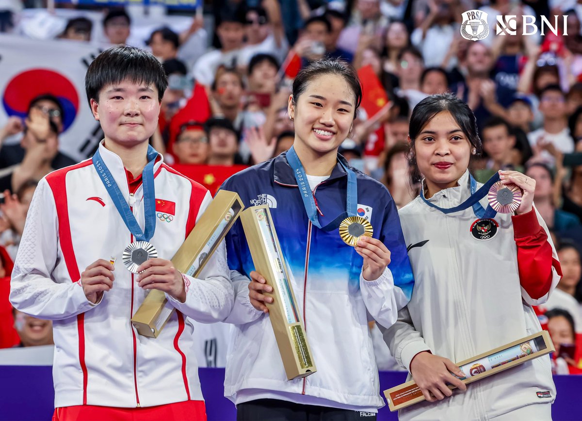 INABadminton's tweet photo. Podium Tunggal Putri Bulu Tangkis Olimpiade Paris 2024🇮🇩

Gregoria Mariska Tunjung menaiki podium bersama tunggal putri Korea Selatan An Se Young dan He Bing Jiao (China) di Porte de La Chapelle Arena, Senin (5/8/2024). 

Jorji merebut medali perunggu Olimpiade Paris 2024 setelah Carolina Marin selaku calon lawannya dalam perebutan tempat ketiga, mundur karena cedera. 

Podium juara alias peraih medali emas ditempati An Se Young usai mengalahkan He Bing Jiao di partai final. 

Selamat Jorji! Terima kasih! Kami bangga. 🇮🇩🫱🏽‍🫲🏼✨

#OLIMPIADEPARIS2024
#KitaIndonesia
#BadmintonIndonesia
#MenjagaMerahPutih
@BNI 
#BNIGlobalReachIndonesianPride