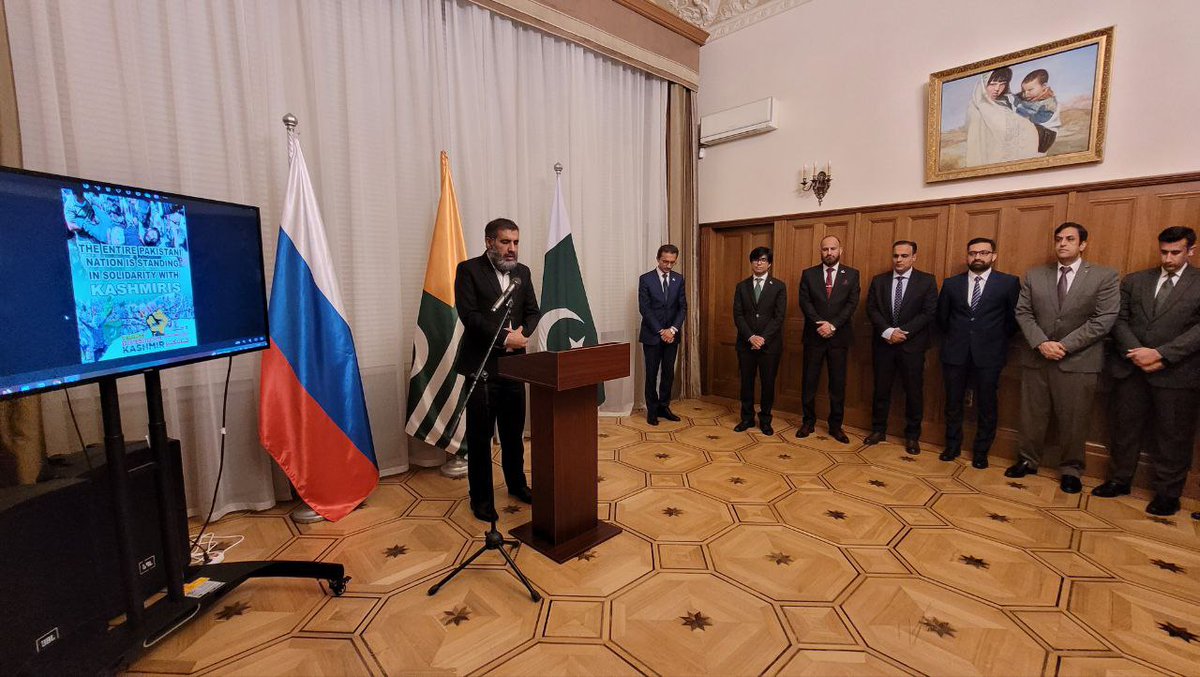 PakInRussia_Rus's tweet photo. Были зачитаны послания Президента и Премьер-министра, в которых еще раз была подтверждена неизменная поддержка Пакистана Кашмиру. Гостям также показали документальный фильм о незаконных действиях Индии в оккупированном ею Джамму и Кашмире. https://t.co/ID4oHUtNPK