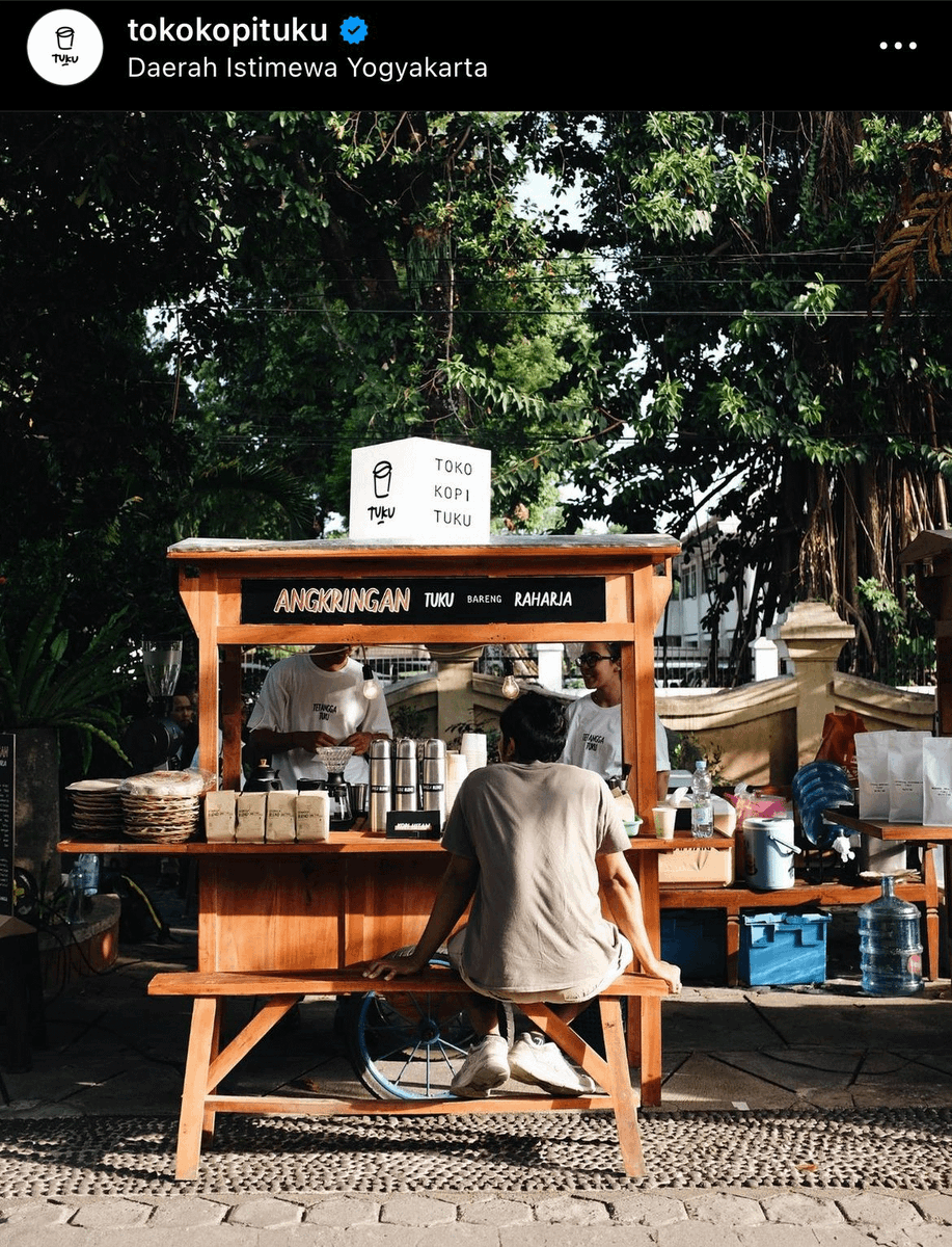 TUKU buka "toko sementara" di Jogja buat riset pasar sekaligus build relation ke customer. Sama halnya kaya pas buka pop up store di Korsel

Ga grasak grusuk buat ekspansi &amp; ga buka franchise demi jaga konsistensi rasa. Fokus mereka adalah bangun connection lewat brand story👇