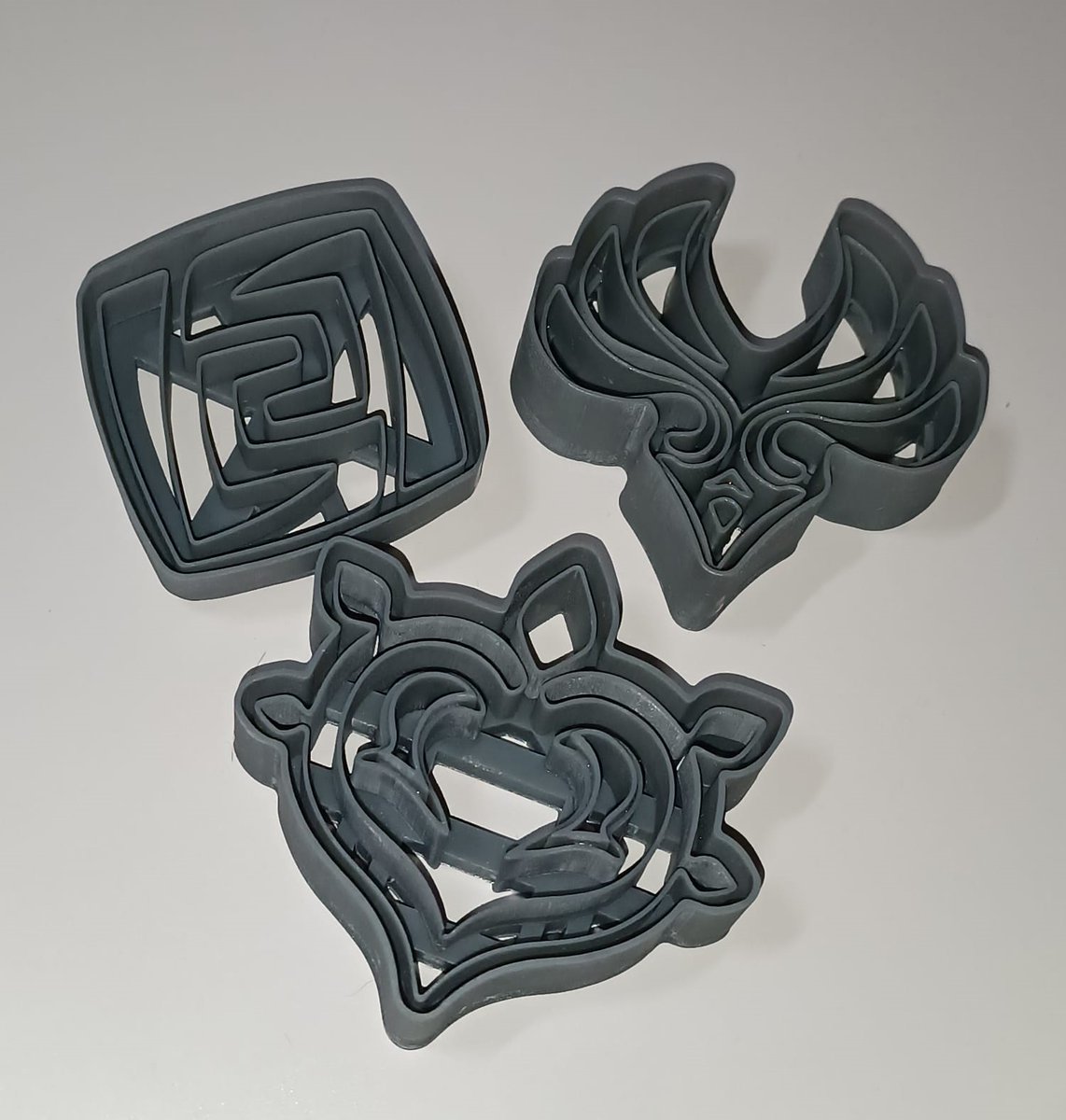 AgrARTmunt3D's tweet photo. HE VUELTO!!! Y vuelvo con moldes de galletas del Genshin porque ¿a quién no le gustan las galletas? 

Y cómo soy majísima podéis encontrar el modelo 3D aquí: https://t.co/BDzRiqOASV

#genshin #3d #blender #3dprint #genshinimpact #cookie #galletas #cooking #cocina https://t.co/xCyKesS0zk